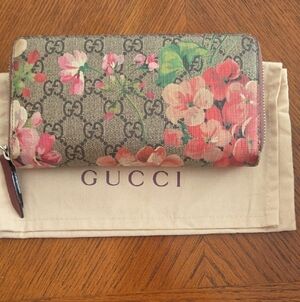 Gucci Floral GG Supreme Zip Around Wallet in Beige with Pink and Green Flowers